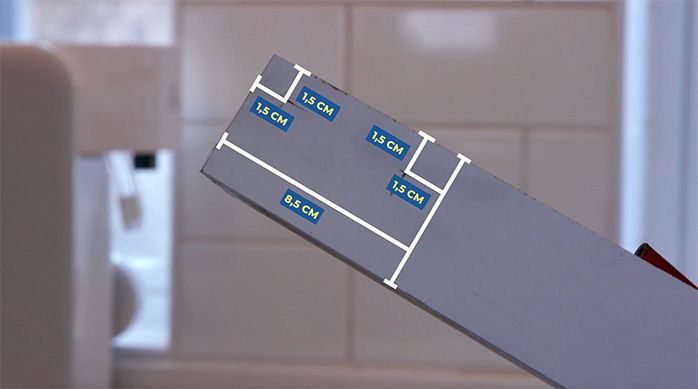 Se ven los lugares de fijación del vertical que va al otro lado del mueble del lavaplatos