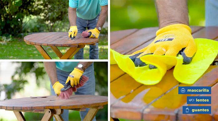 un hombre con guantes limpia una mesa de madera usando un escobillón y un paño