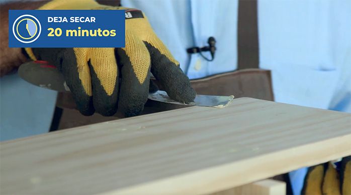 Una persona tapa los agujeros de las perforaciones con pasta de retape