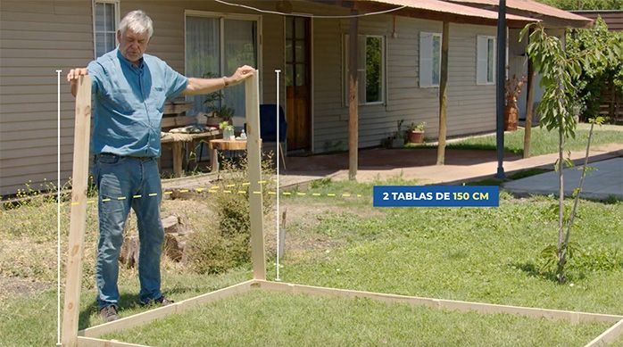 Una persona presenta 2 cortes de pino seco cepillado de 150 cm como verticales de la playa en casa