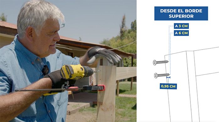 Una persona atornilla la estructura vertical de la playa en casa