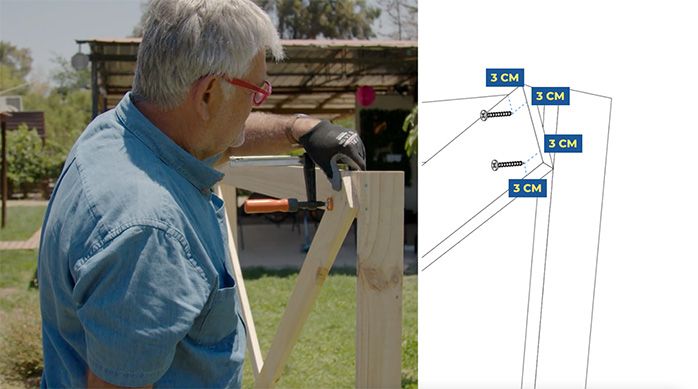 Una persona fija una diagonal en la estructura de la playa en casa