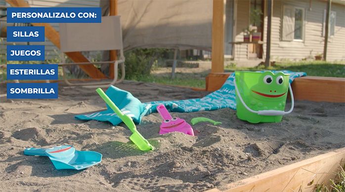 Playa en casa con accesorios como juegos, toallas, esterillas, sombrillas, etc.
