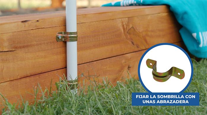 Sombrilla fijada con una abrazadera a la estructura de la playa en casa