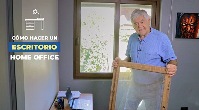 un hombre con un marco de ventana de madera