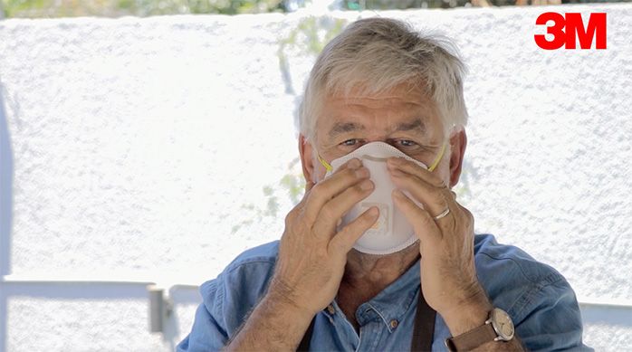 un hombre ajusta una mascarilla 3M en su nariz