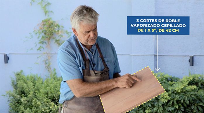 un hombre muestra un tablero de madera hecho con 3 cortes de roble vaporizado pegados