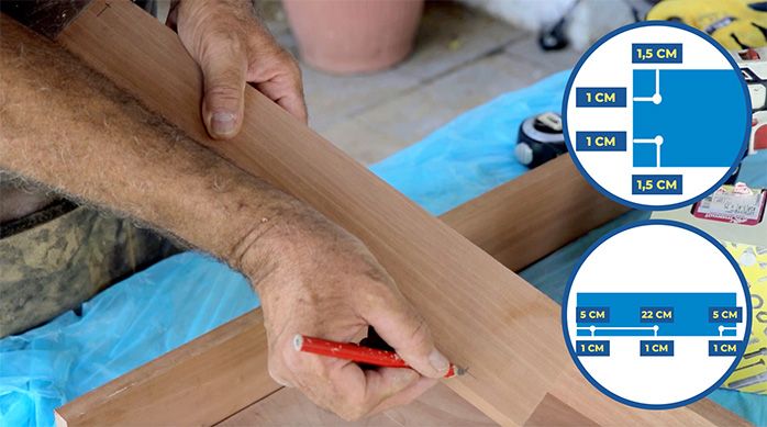 un hombre marca el lugar de las fijaciones en un trozo de madera