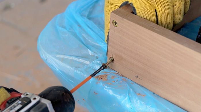 un hombre fija la unión de la parte inferior del escritorio home office