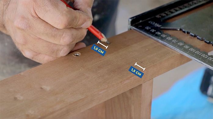 un hombre marca 2 fijaciones a 1,5 cm desde los bordes