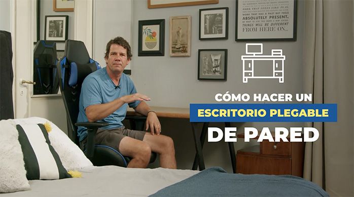 una persona aparece en una habitación con un escritorio y cuadros en la pared