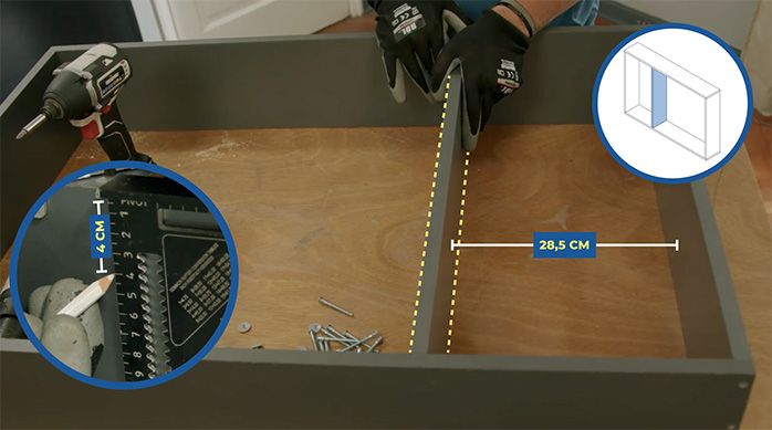 Una persona fija el vertical interior del escritorio plegable de pared