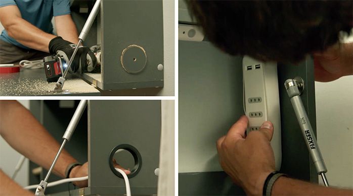 una persona añade un alargador eléctrico en el escritorio plegable