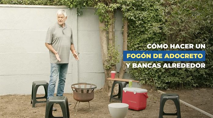 un hombre en un patio al lado de varios pisos y asientos, un cooler y un brasero pequeño.