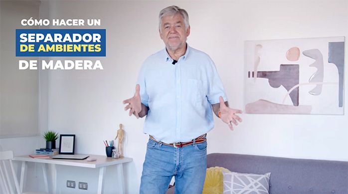 un hombre en un living