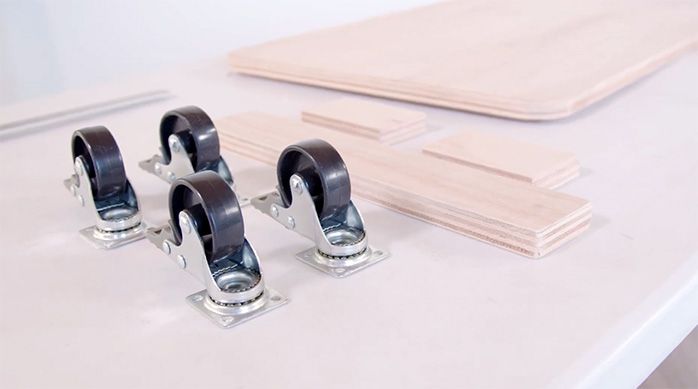 las ruedas del separador de ambientes de madera