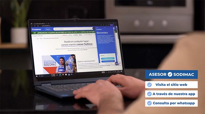 una persona frente a un notebook contactándose con un asesor sodimac