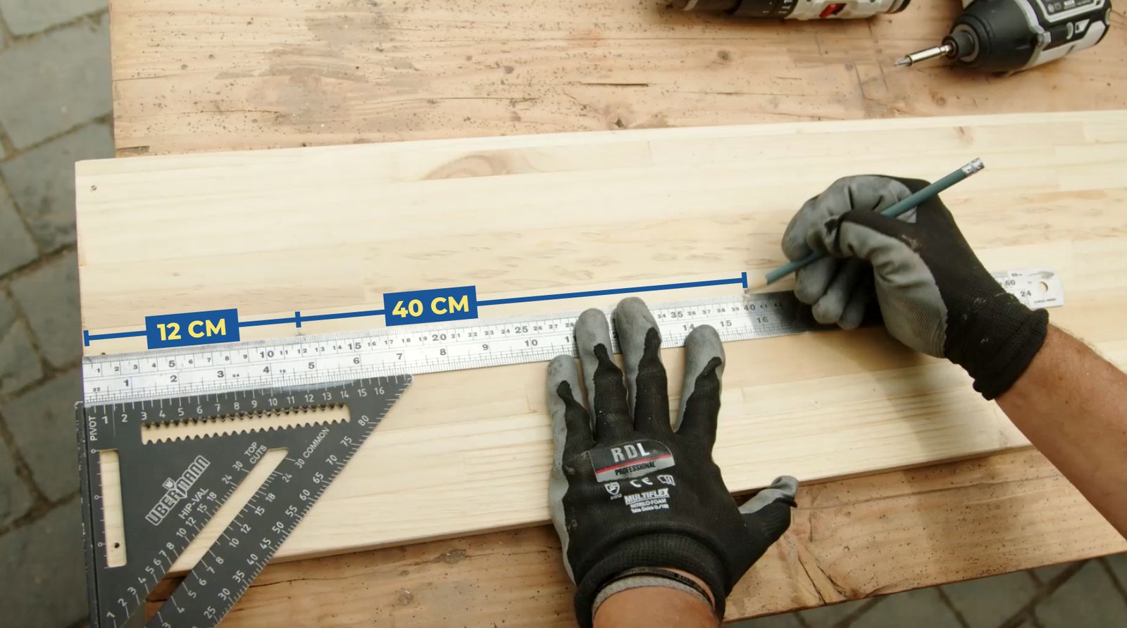 una persona marca 12 y 40 cm en un trozo de madera laminada con un lápiz y una regla metálica