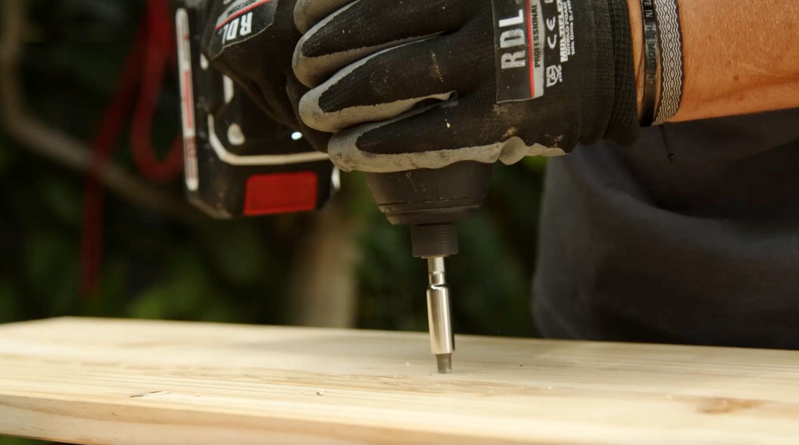 un hombre avellana una madera laminada