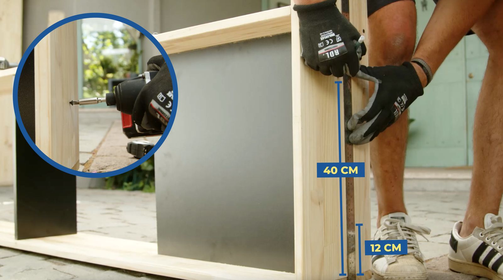 una persona mide 12 y 40 cm en el lateral del primer nivel del estante para libros