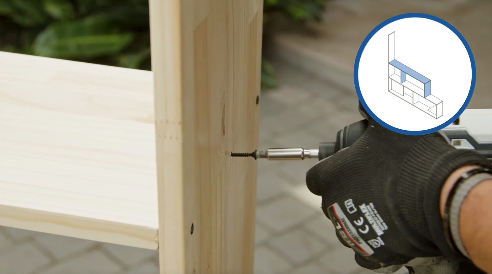un hombre fija un trozo de madera laminada para terminar el segundo nivel de un estante para libros