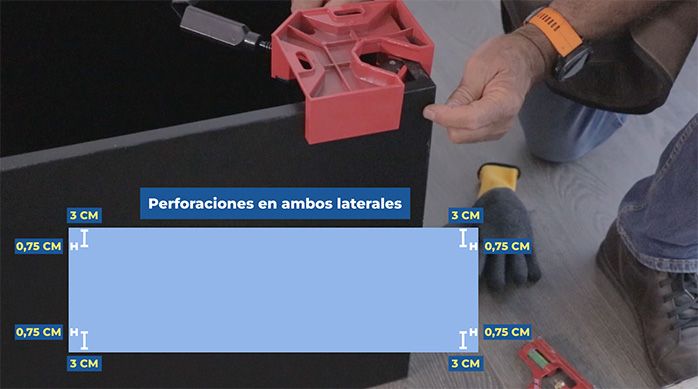 un hombre indica el lugar de perforación para unir 2 trozos de melamina y además se ve el patrón de perforaciones