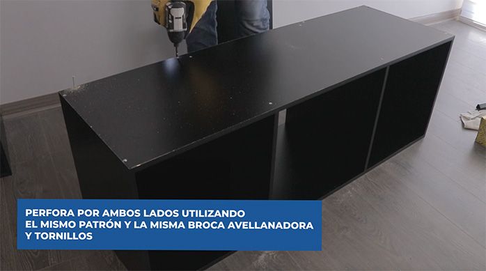 un hombre fija las divisiones del mueble gamer horizontal