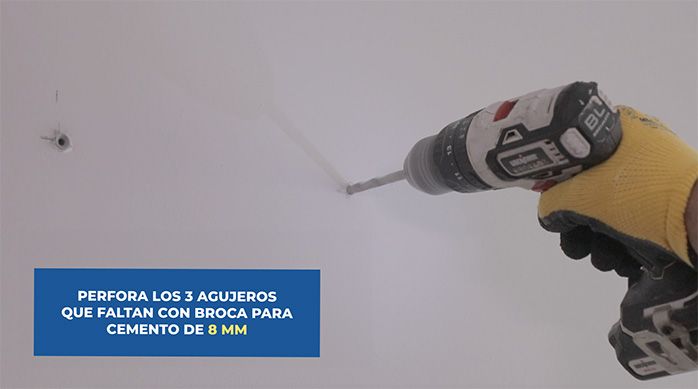 un hombre perfora el muro con una broca para cemento de 8 mm