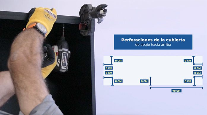 un hombre fija la cubierta de melamina de 15 mm sobre el mueble gamer horizontal