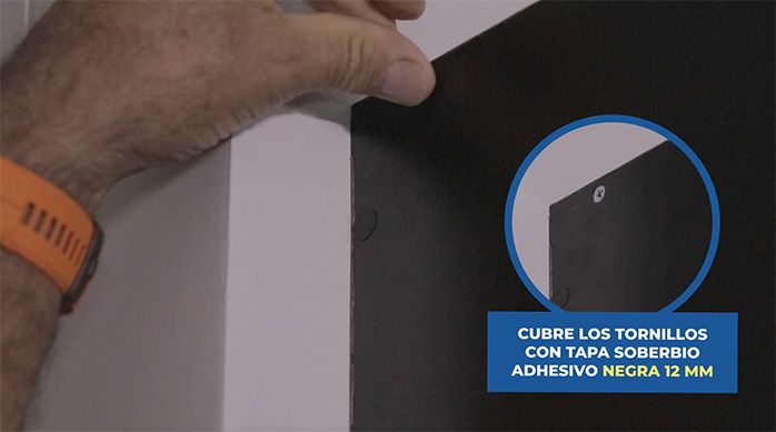 un hombre cubre los tornillos de cada mueble gamer con tapas soberbio adhesivo de color negro de 12 mm