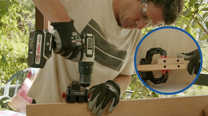 un hombre perfora un trozo de madera