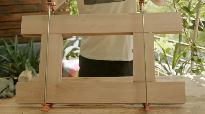 parte de la estructura de la mesa plegable de madera con prensas para secar