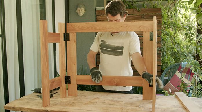 un hombre con la base de la mesa plegable