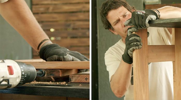 un hombre perfora la pata de la mesa plegable de madera y luego encaja el tarugo de la cubierta en ella