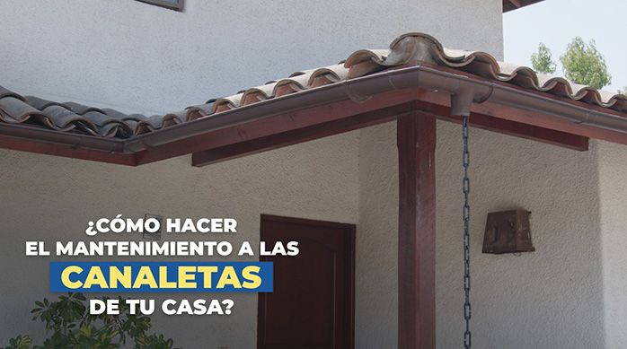una casa con canaletas de pvc y una cadena plástica en la bajada de agua