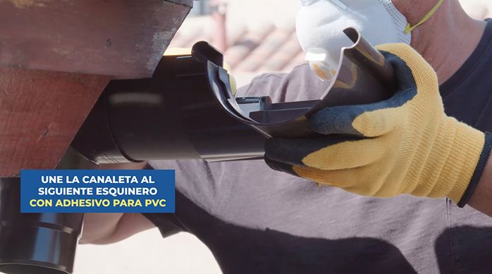 un hombre une la canaleta de pvc a un esquinero de pvc con adhesivo para pvc vinilit