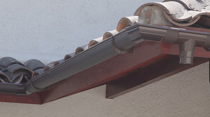 canaletas de pvc en el techo de una casa