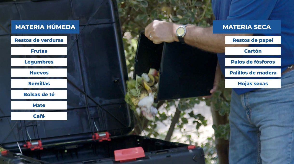 un hombre pone residuos frescos en la compostera de plástico para hacer compost en casa