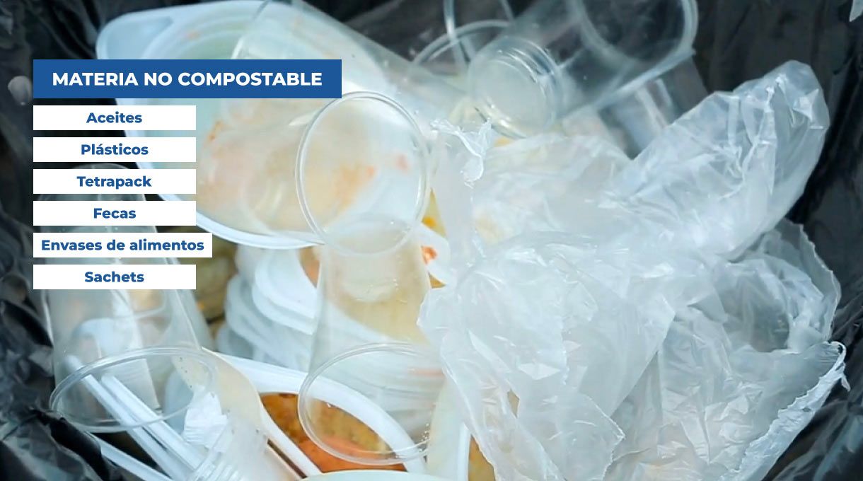 se ven residuos plásticos en un basurero