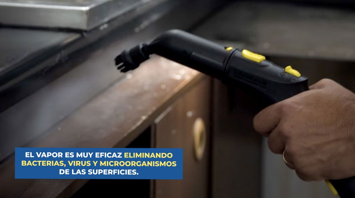 un hombre usa una máquina a vapor para remover la suciedad de una cocina y obtener una cocina renovada