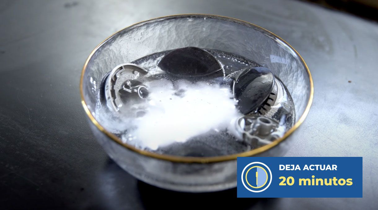 quemadores de una cocina en una mezcla de vinagre, agua y bicarbonato