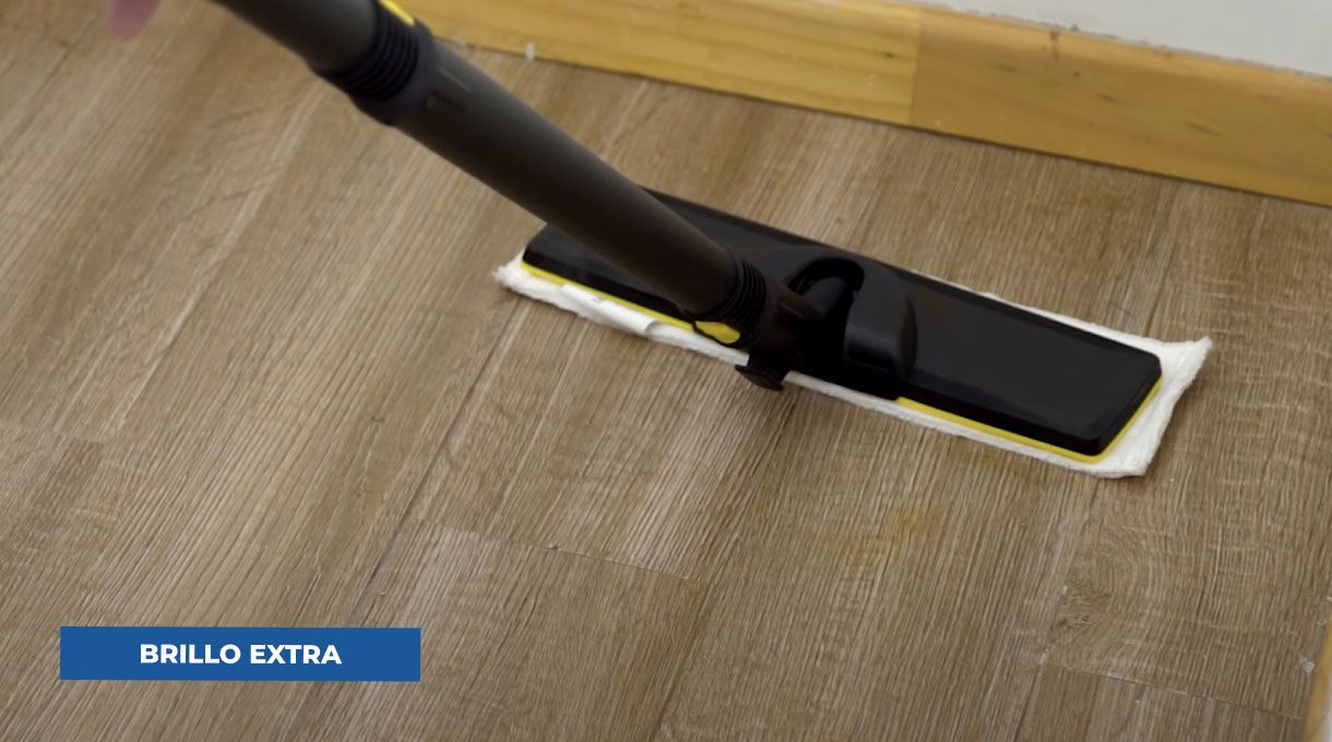 un hombre utiliza una máquina a vapor para limpiar el piso de la cocina y obtener una cocina limpia y renovada