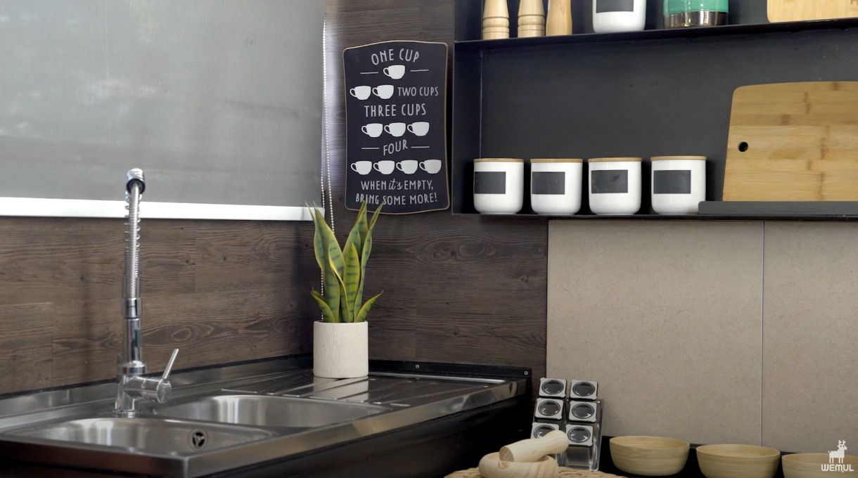 Se ve una cocina limpia y renovada.