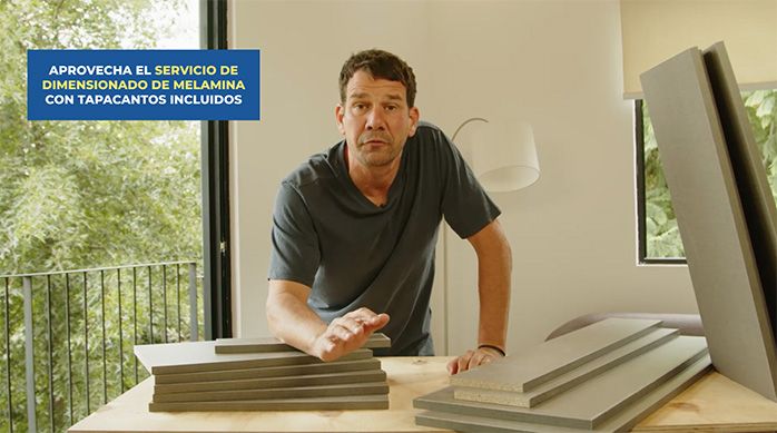un hombre con trozos de melamina de 15 mm dimensionados en tiendas Sodimac