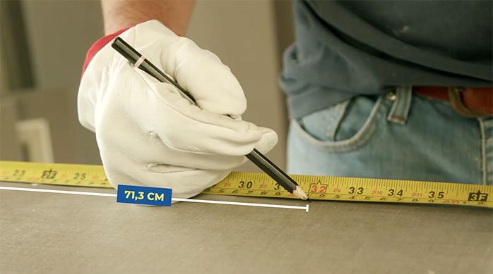 un hombre marca 71,3 cm en la puerta grande del mueble organizador