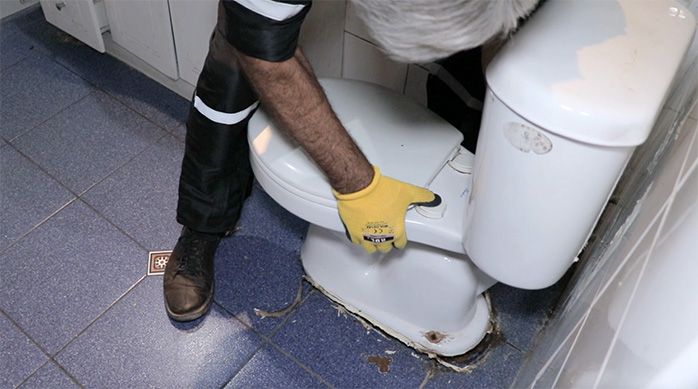 un hombre retira el inodoro