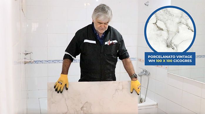 un hombre con una plancha de porcelanato vintage