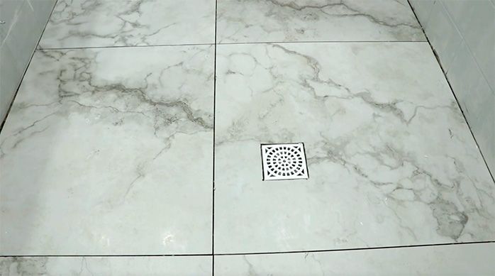 piso de baño con porcelanato para baños recién instalado