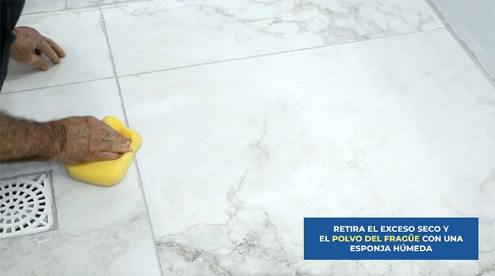 un hombre limpia el fragüe seco con una esponja húmeda