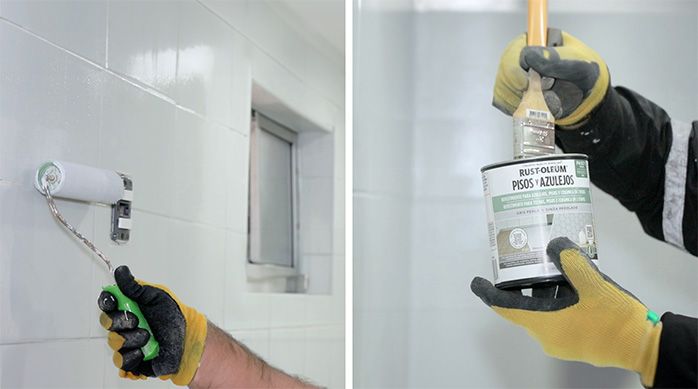 un hombre pinta las cerámicas de un baño con pintura para azulejos, un rodillo y una brocha.